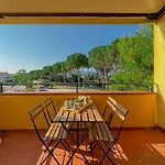 Relax, Pool & Balcony Surrounded By Greenery By Host Hero Lägenhet Numana
