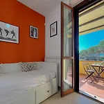 Lägenhet Relax, Pool & Balcony Surrounded By Greenery By Host Hero