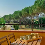 Relax, Pool & Balcony Surrounded By Greenery By Host Hero Lägenhet